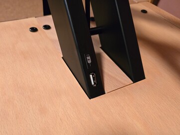 Über den USB-A-Anschluss können Tablet oder Smartphone mit Strom versorgt werden.
