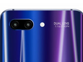 Das Honor 10 setzt auf eine Dual-Cam mit F/1.6 Blende und 27 mm Brennweite.