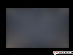 keine sichtbaren Lichthöfe (der IPS-Glow in den Ecken wird durch die Kamera verstärkt)