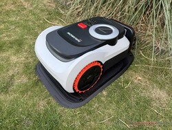 Der Navimow i210 LiDAR Pro in seiner Ladestation