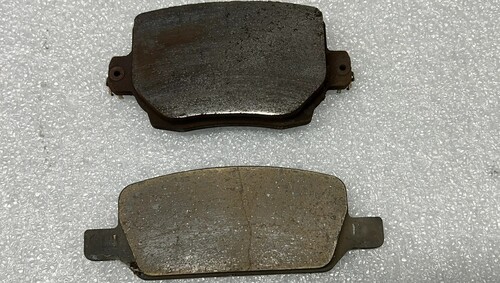 Zevcentric: Unterschied zwischen den Bremsbelägen der hinteren Brembo- und Mando-Bremssätteln.