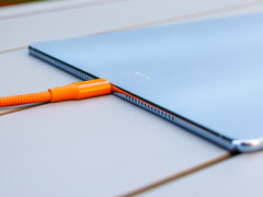 Das USB-Kabel ist dicker als das Tablet.