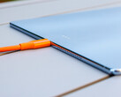 Das USB-Kabel ist dicker als das Tablet.