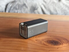 Das HP-Netzteil mit 65 Watt bietet fast alles, was ein tragbares USB-C-Ladegerät mitbringen sollte
