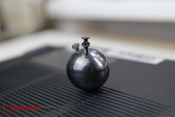 Eine Akkufach-Schraube weicht ab