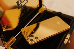 Escobar Inc. &quot;verkauft&quot; ein Apple iPhone 11 Pro mit 256 GB Speicher und 24K-Goldgehäuse um 499 US-Dollar.