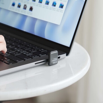 An einem Notebook steht das System ein wenig nach oben ab