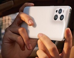 Das Oppo Find X3 Pro zeigt sich einmal mehr mit seiner wohl vom Apple iPhone 12 Pro-inspirierten Kamera im Close-Up.