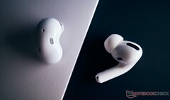 Die Samsung Galaxy Buds Live sind schick, doch können sie es auch in der Praxis mit den Apple AirPods Pro aufnehmen? (Bild: Samsung)