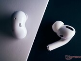 Die Samsung Galaxy Buds Live sind schick, doch können sie es auch in der Praxis mit den Apple AirPods Pro aufnehmen? (Bild: Samsung)