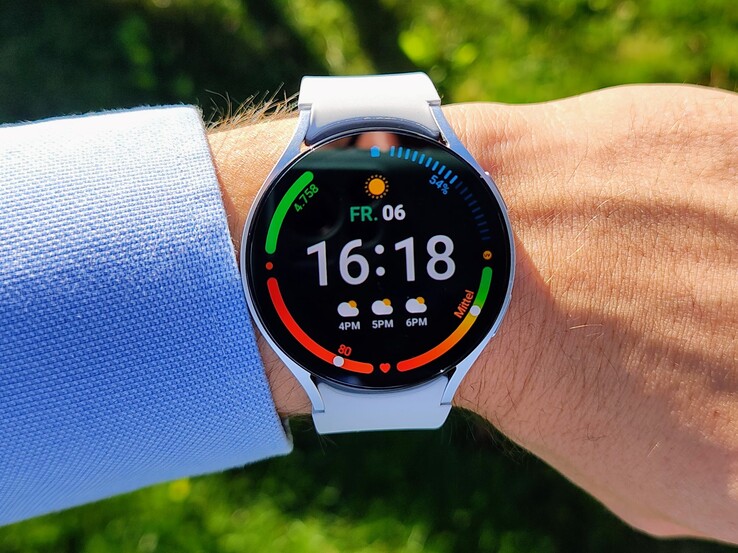Die Samsung Galaxy Watch6 ist auch im Sonnenlicht gut ablesbar.