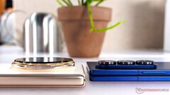 Fast gleich dünn: Der Kampf um die Schlankheitskrone zwischen Honor Magic V5 und Samsung Galaxy Z Fold 7 treibt seltsame Blüten. (Bildquelle: Notebookcheck)