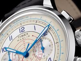 Nahaufnahme des cremefarbenen Zifferblatts des Timex Marlin Neo Classic Chronographen mit blauen Zeigern, arabischen Ziffern und Tachymeter- und Telemeterskalen