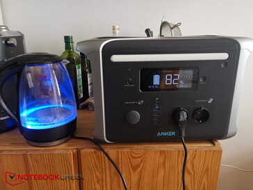 Die 1.500 W des Kochers lassen die Lüfter der Anker 757 sofort Alarm schlagen, aber das Wasser kocht