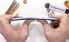 Widersteht den groben Händen des Durability-Testers: Das leider nicht ganz so günstige Xiaomi Mi 11.