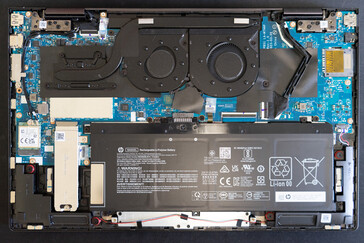 2023 HP Envy x360 15 ohne Bodenplatte zeigt leichte Neuanordnung der internen Komponenten.