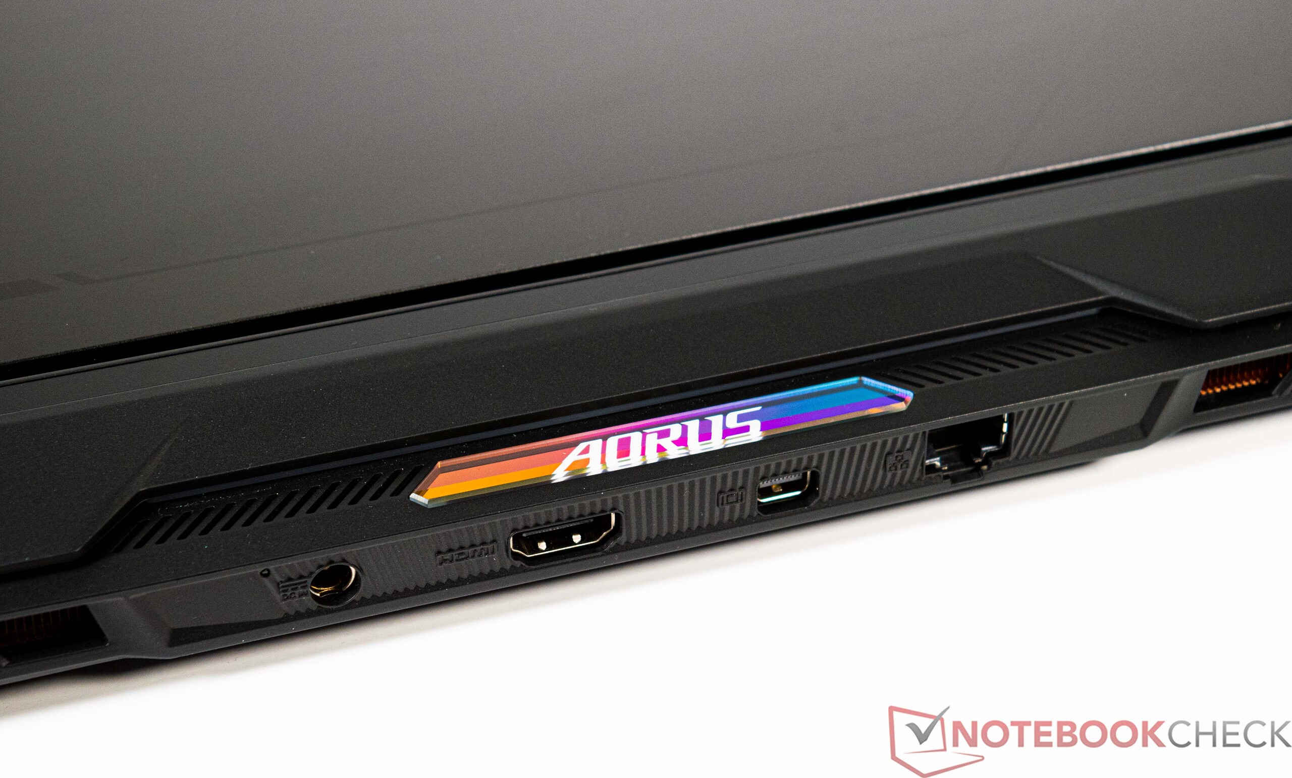 Aorus 17X AZF im Test: High-End-Gaming-Laptop mit i9-13900HX und RTX ...
