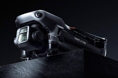 Die DJI Mavic 3 kann mit einem A1-Drohnen-Führerschein nun auch über Menschen geflogen werden. (Bild: DJI)