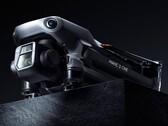 Die DJI Mavic 3 kann mit einem A1-Drohnen-Führerschein nun auch über Menschen geflogen werden. (Bild: DJI)