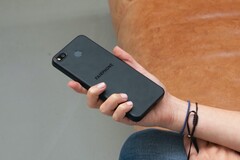 Beim Design tut sich nichts: Von außen gleicht das Fairphone 3+ der günstigeren Variante wie ein Haar dem anderen. (Bild: Fairphone)