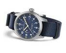 Die Hamilton Khaki Field Power Reserve 40 mm mit blauem Zifferblatt.