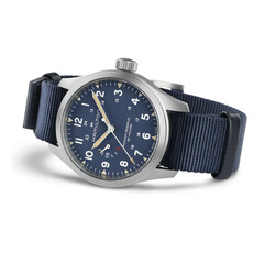 Die Hamilton Khaki Field Power Reserve 40 mm mit blauem Zifferblatt.