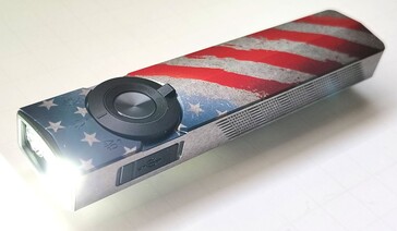 Die Olight ArkPro Stars & Stripes hat ein Flutlicht mit 1.500 Lumen
