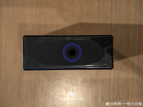 Der Stromanschluss an der Oberseite des Honor-Win-360W-Ladegeräts