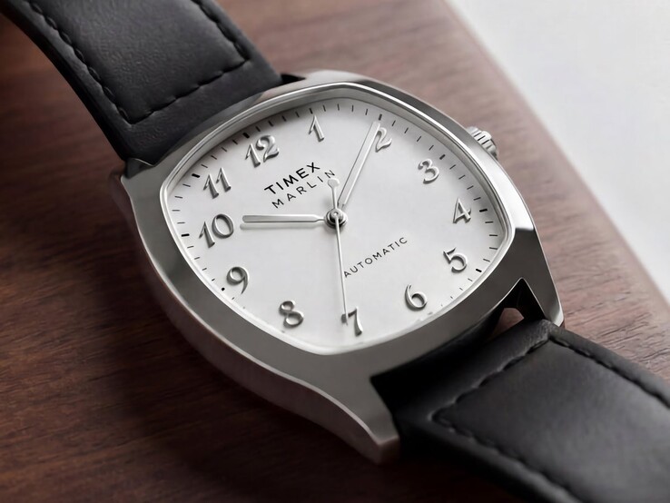 Timex Marlin Chatham Automatic mit silberfarbenem Kissengehäuse, weißem Zifferblatt, silberfarbenen arabischen Ziffern und schwarzem Lederarmband.