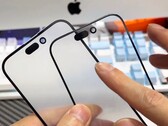Das Apple iPhone 15 Pro (rechts im Bild) besitzt wesentlich dünnere Bildschirmränder als das iPhone 14 Pro. (Bild: Bilibili)