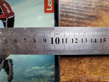 Schmale seitliche Displayränder, breite Displayränder oben und unten