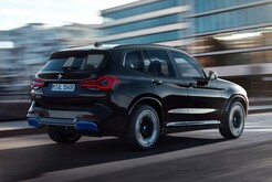 Das LCI-Modell ist besonders durch die neuen Rückleuchten erkennbar (Bild: BMW)