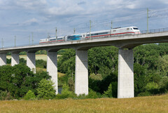 Der ICE-S zwischen Erfurt und dem Flughafen Leipzig/Halle. (Bildquelle: Deutsche Bahn AG / Frank Barteld)