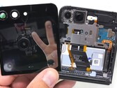 Dieses Samsung Galaxy Z Flip5 überlebt nach dem Durability-Test auch noch den JerryRigEverything Teardown.