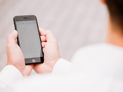 Instagram entfernt am 8. Mai 2026 die optionale Ende-zu-Ende-Verschlüsselung für Direktnachrichten. Damit erhält Meta erstmals seit 2023 wieder die Möglichkeit, Inhalte von Direktnachrichten einzusehen