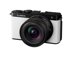 Die Panasonic Lumix S9 mit Objektiv wird durch eine Cashback-Aktion recht günstig angeboten.