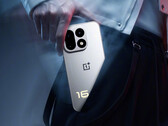 Das OnePlus 16 könnte zu den Geräten mit den höchsten Punktzahlen in der kommenden AnTuTu-Benchmark-Tabelle gehören. Im Bild: Ein Werbefoto des Smartphones