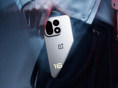 Das OnePlus 16 könnte zu den Geräten mit den höchsten Punktzahlen in der kommenden AnTuTu-Benchmark-Tabelle gehören. Im Bild: Ein Werbefoto des Smartphones
