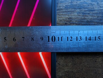 Sehr schmale seitliche Einfassungen, aber mit einer viel dickeren unteren Einfassung