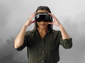 Eine Person trägt das Steam-Frame-VR-Headset.