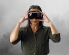 Eine Person trägt das Steam-Frame-VR-Headset.