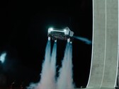 Tesla zeigt, wie der Roadster über Autos springt und sich mithilfe seine Triebwerke abfängt. Das belegt aber nicht, dass das Auto wirklich über längere Strecken fliegen kann. 