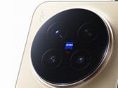 Die Vivo X300 Pro Zeiss-Kamera zeigt sich in hoher Auflösung und mit extra Button in offiziellen Pressebildern. (Bildquelle: Vivo)