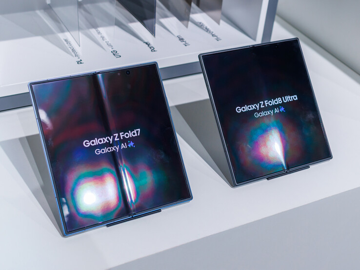 Im Vergleich zum Galaxy Z Fold7 ist die Falzkante beim Fold8 Ultra ebener geworden.