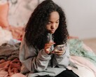 Jugendliche nutzt ein Smartphone auf dem Bett, Symbolbild zu ChatGPT for Teens und Elternkontrollen