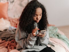 Jugendliche nutzt ein Smartphone auf dem Bett, Symbolbild zu ChatGPT for Teens und Elternkontrollen