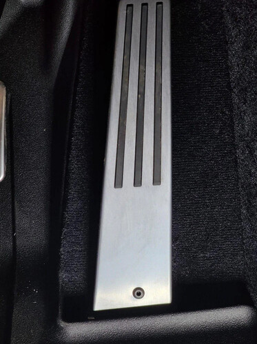 Die Niete, die das Polster fixieren soll, wurde relativ ungünstig platziert (Bild: Reddit - u/Aranfiy)