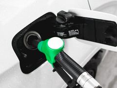 Synthetischer Kraftstoff nutzt CO2 aus der Luft und gibt es erst beim Verbrennen wieder ab. (Bild: Viktor Hanacek/picjumbo)