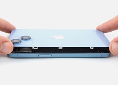 Das Apple iPhone 14 kann sowohl von vorne als auch von hinten geöffnet werden, was einige Reparaturen deutlich vereinfacht. (Bild: iFixit)