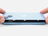 Das Apple iPhone 14 kann sowohl von vorne als auch von hinten geöffnet werden, was einige Reparaturen deutlich vereinfacht. (Bild: iFixit)